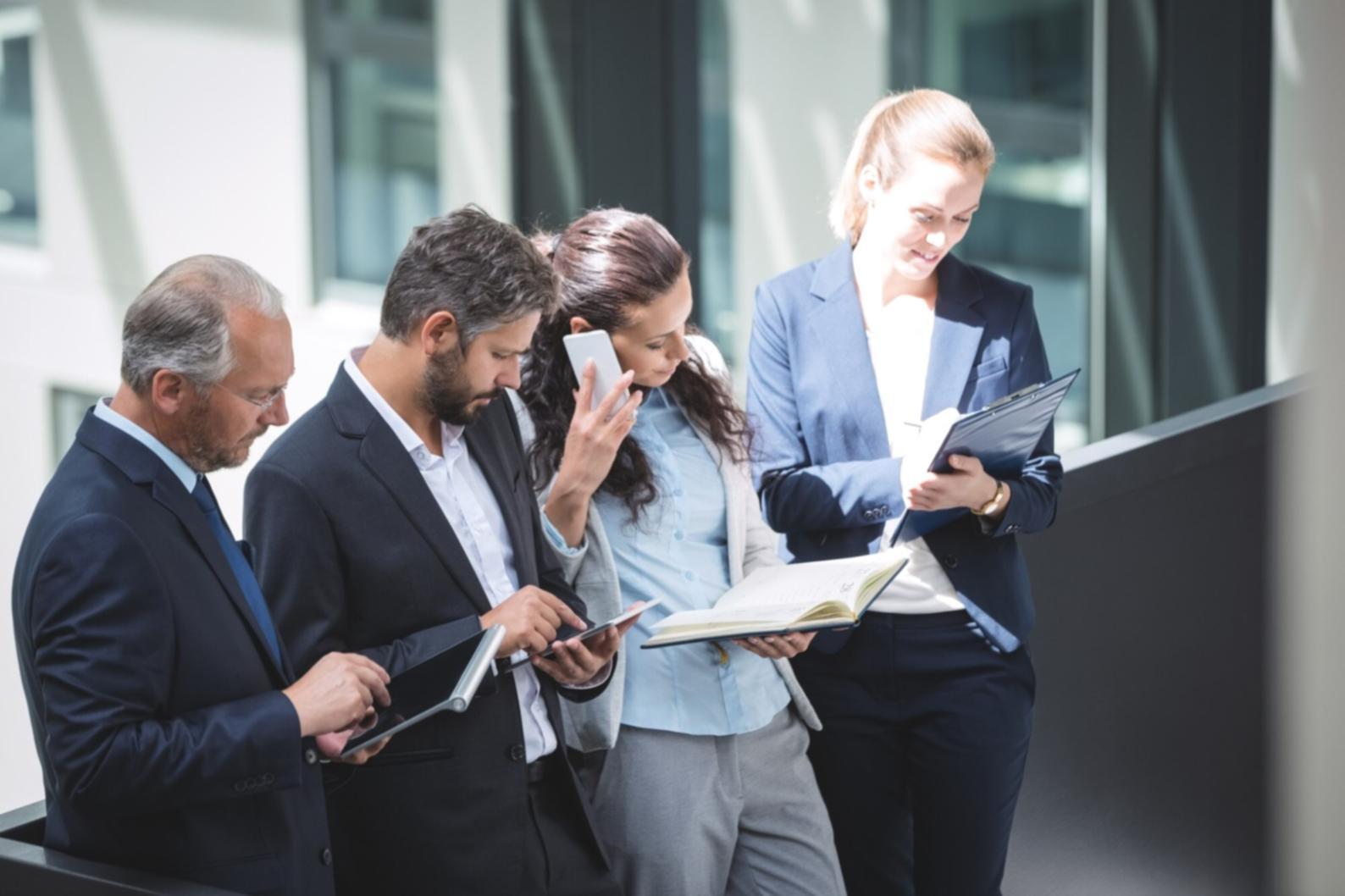 Session de formation en acquisition d'entreprise avec des professionnels analysant des dossiers financiers